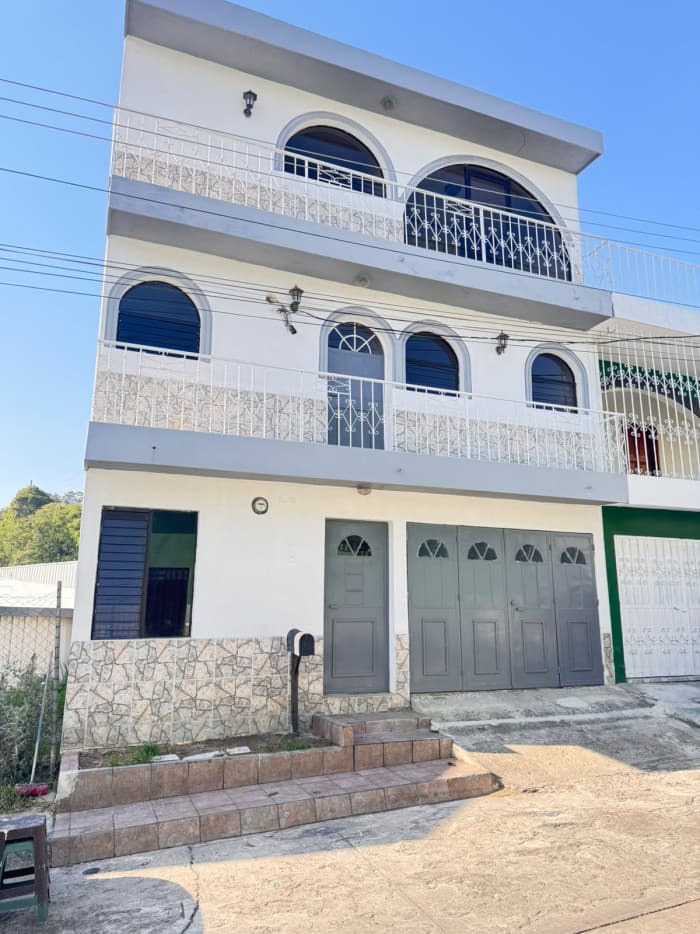 Amplia casa en venta en zona 18 Altos de la Atlántida - foto 1