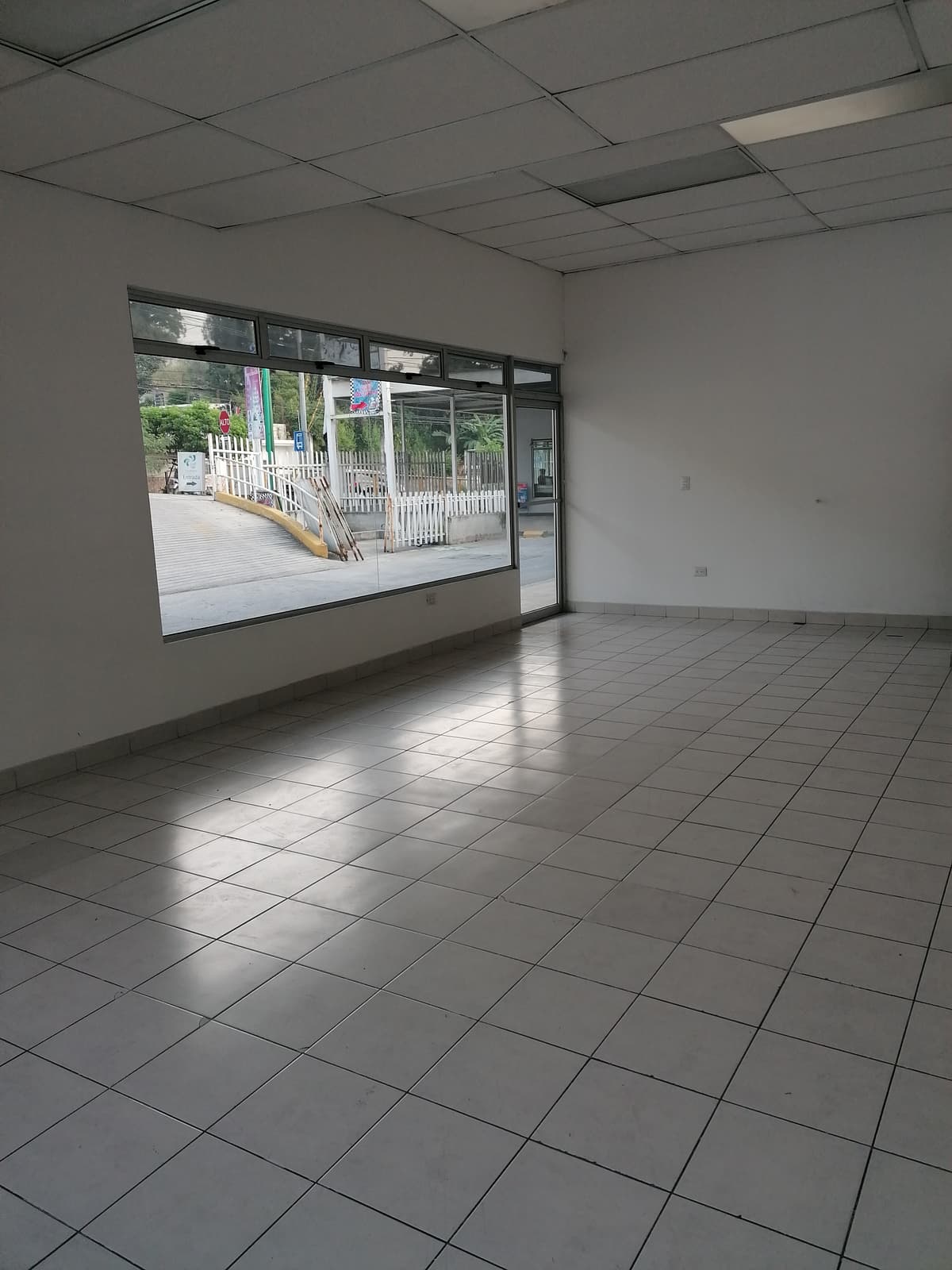Se  renta local en Plaza  Comercial Prisma - foto 1