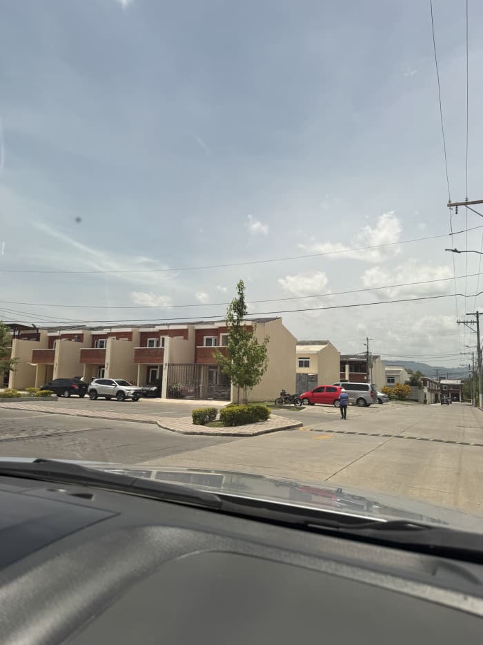 Rento Casa en Cond. Atras de Plaza Villa Nueva  - foto 1