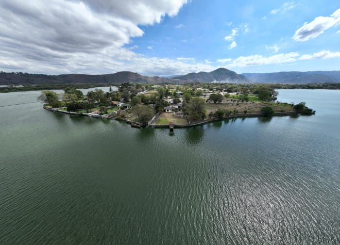 Chalet en venta a orilla del lago Amatitlán - foto 1