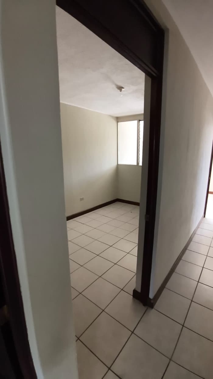 Amplia casa en venta en zona 18 Altos de la Atlántida - foto 4
