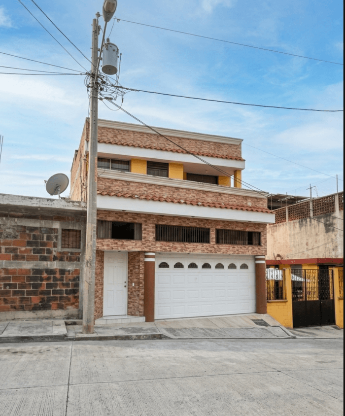 Casa en Venta Zona 18 dentro de residencial  - foto 2