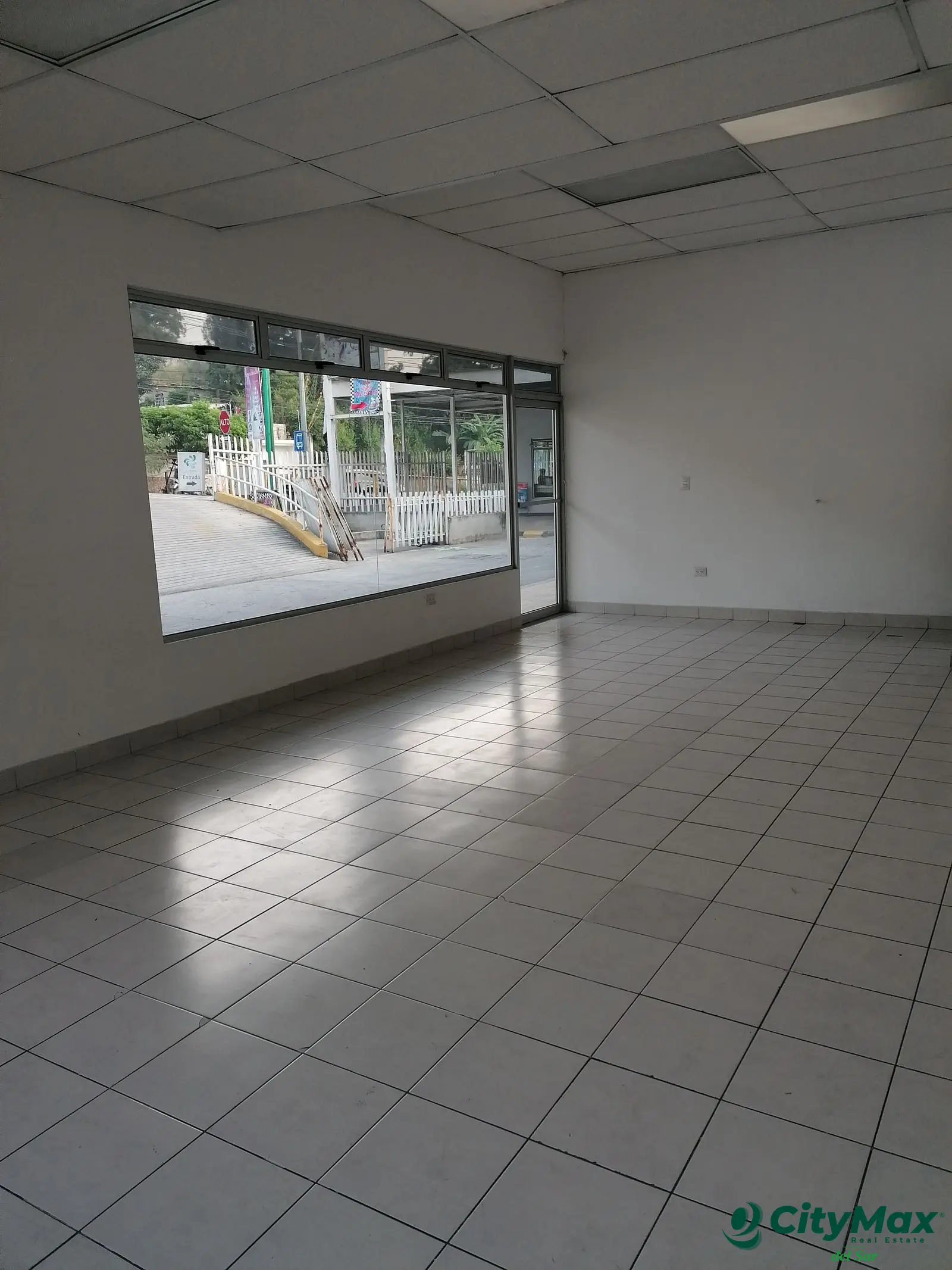 Se renta local en Plaza Comercial Prisma - foto 1