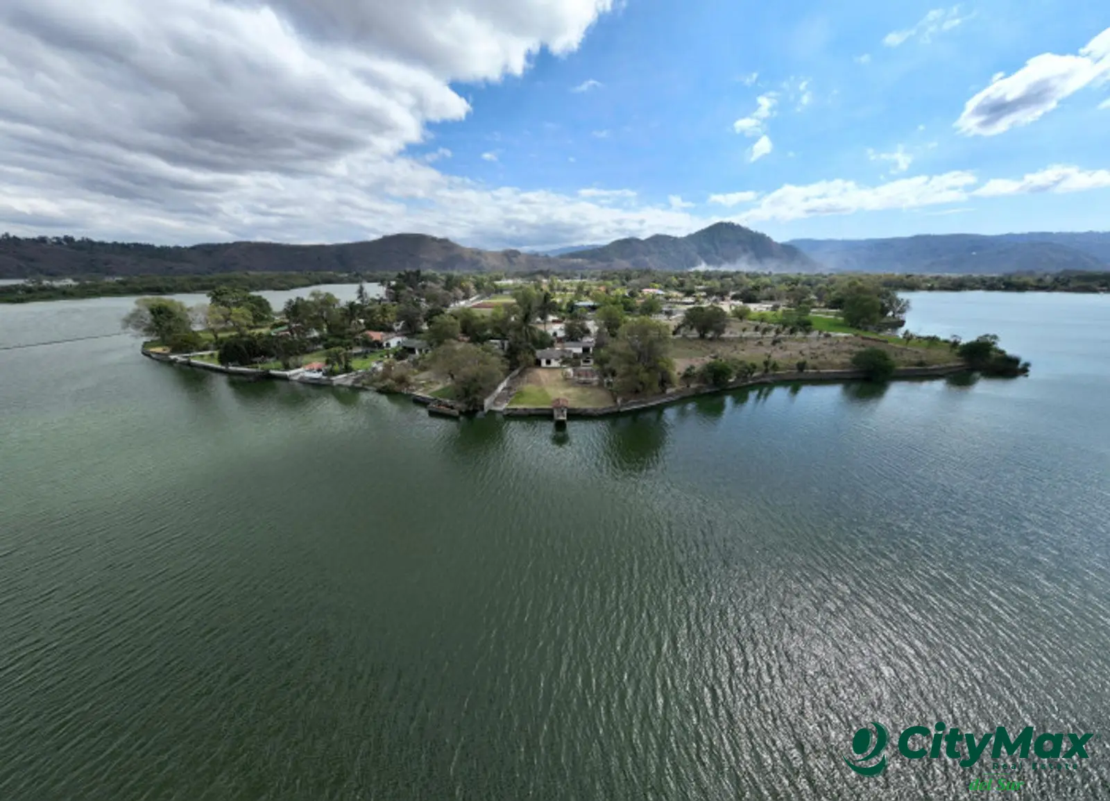 Chalet en venta a orilla del lago Amatitlán - foto 1