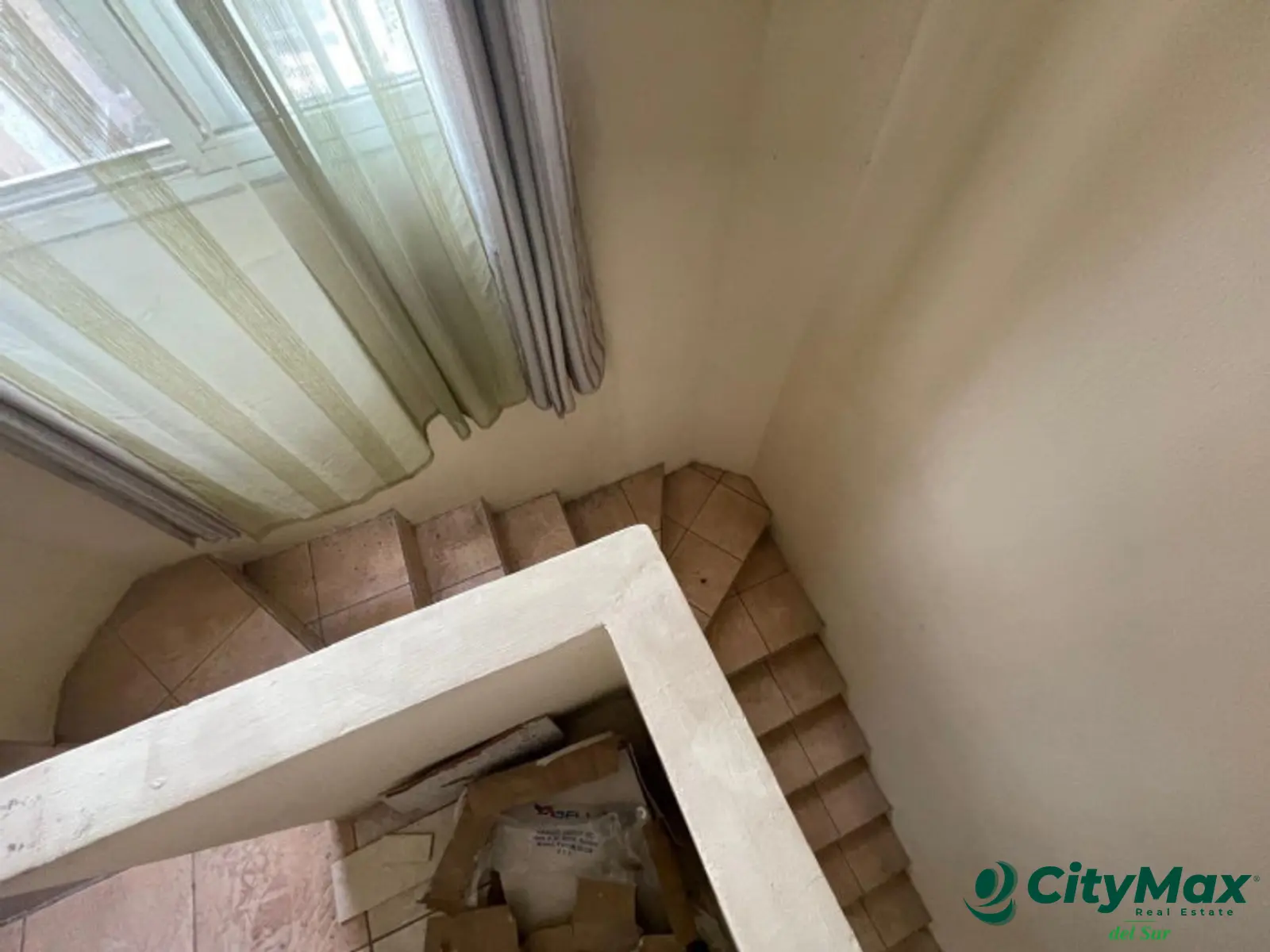 CASA EN VENTA CONDOMINIO VIÑAS DEL SUR FASE 2 V.N - GRADAS ESPACIO PARA ESCRITORIO