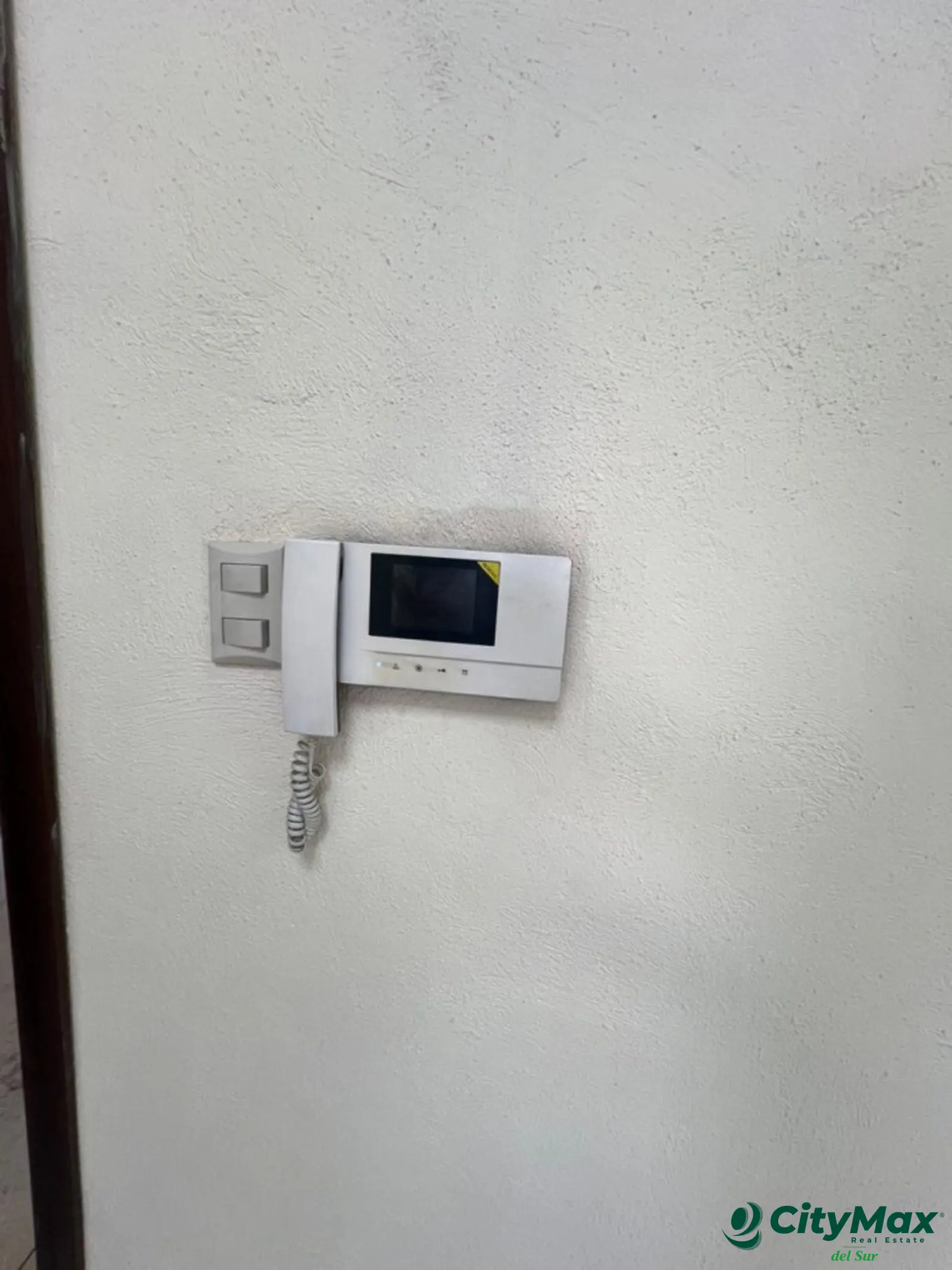 Oficinas Comerciales en renta calle principal Amatitlán - foto 4