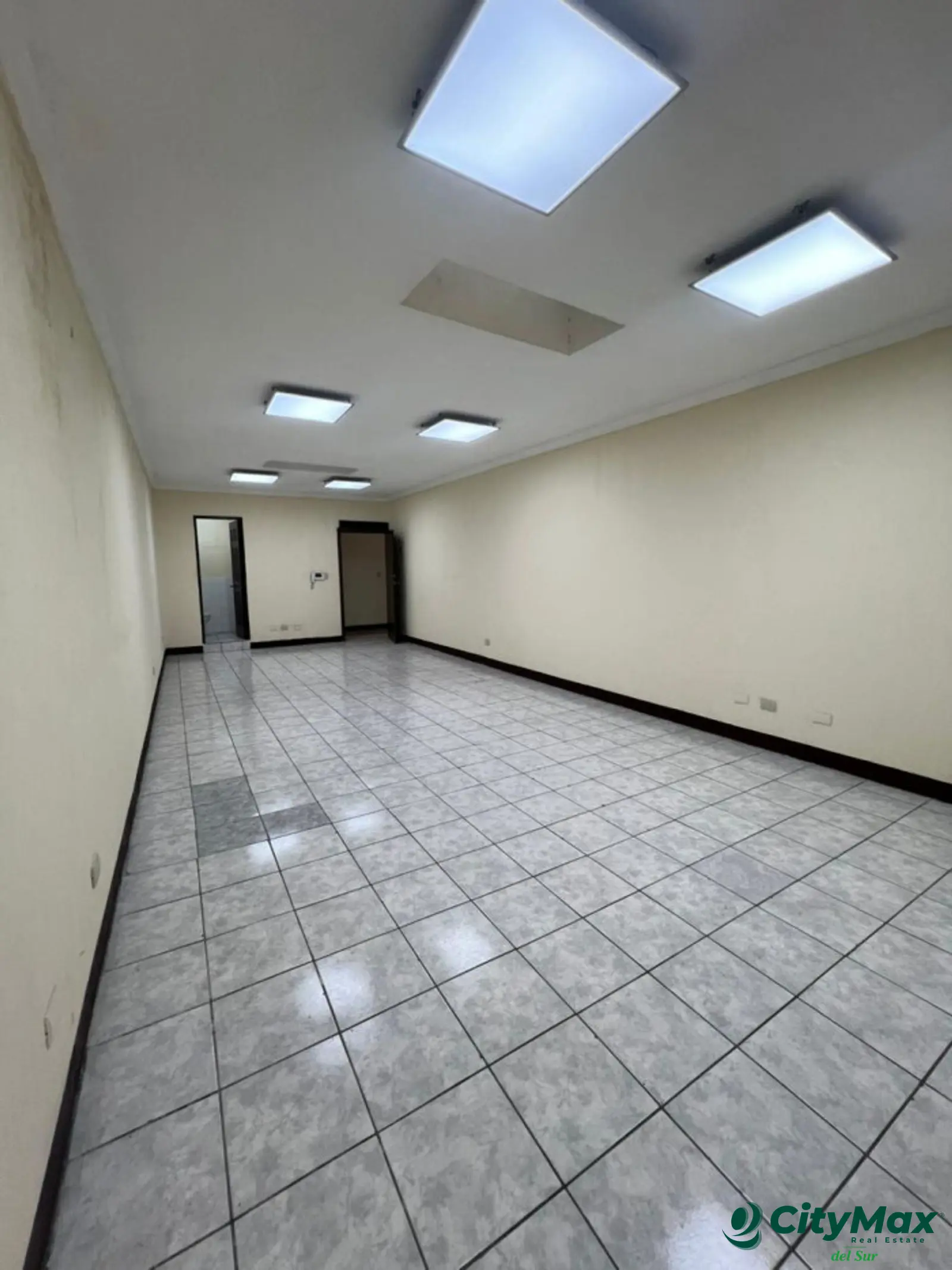 Oficinas Comerciales en renta calle principal Amatitlán - foto 7